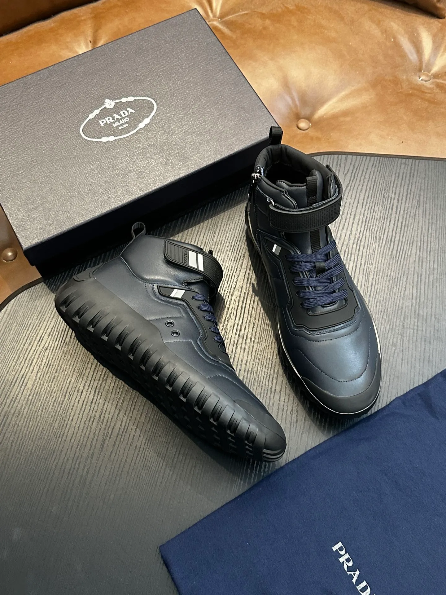 [ PRADA ] Top P: 880💰 ▪️Size: 39-44 (customized at 38.45) Prad*Prada (Mauri order can be made) new men's nylon fabric sneakers This casual sneaker combines elegant and innovative design. It is made of nylon stretch fabric and has a slip-on design. The upper strap is equipped with an adjustable metal buckle, and the letters "PRADA" are eye-catching on the side of the shoe. Comes with full original packaging!